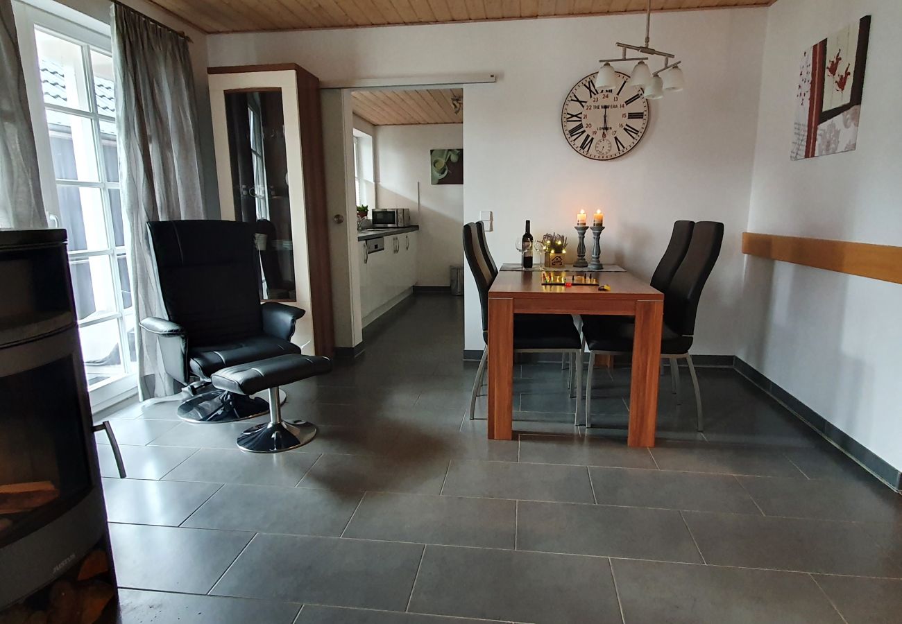 Ferienwohnung in Krummhörn - Sandburg-Kaminofen/Whirlpool/Terrasse